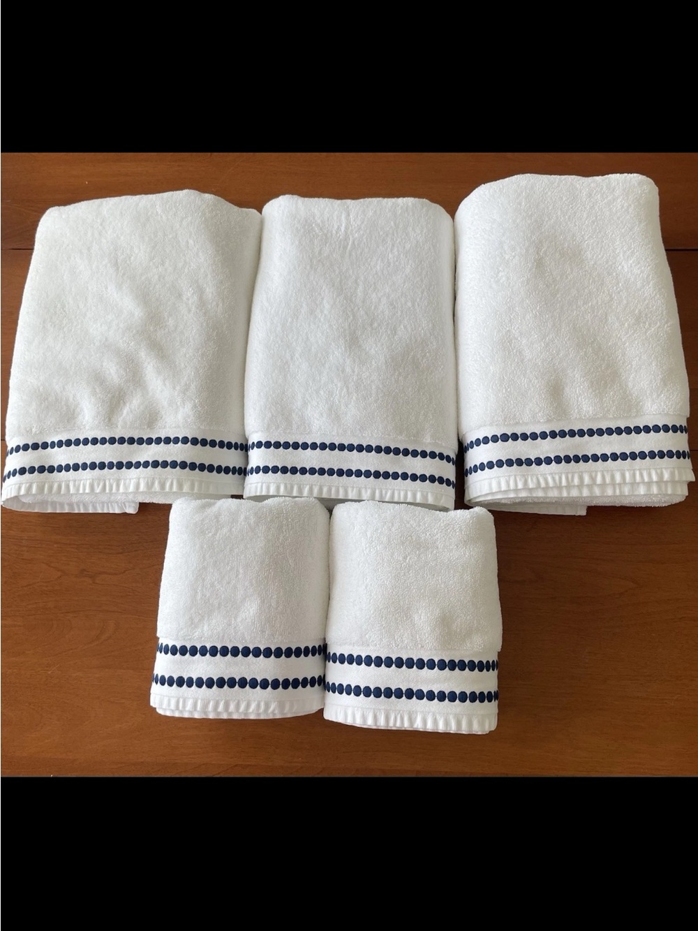 Set of 5 pottery barn towels white with navy blue dots (3) bath & (2) hand towel
